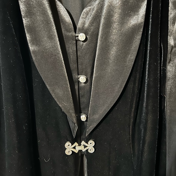 Women’s tux crushed velvet with silk pants in  like new excellent condition - Picture 2 of 5